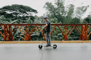 man på elsparkcykel